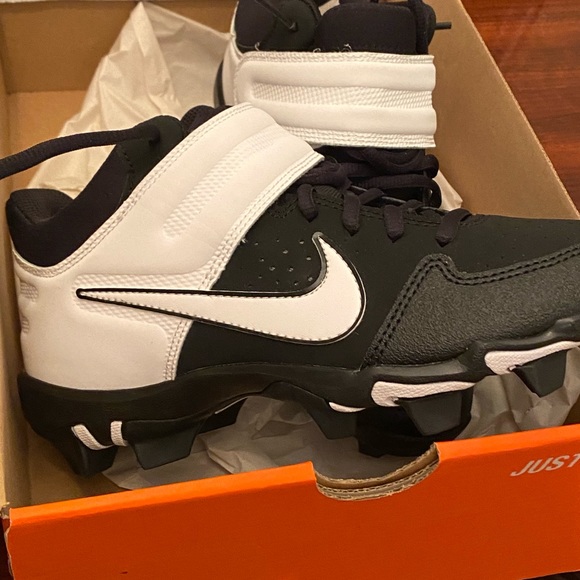 Nike Huarache Baseball Cleats. Brand New. Tried on but never worn. Size 5 youth. - Picture 2 of 3